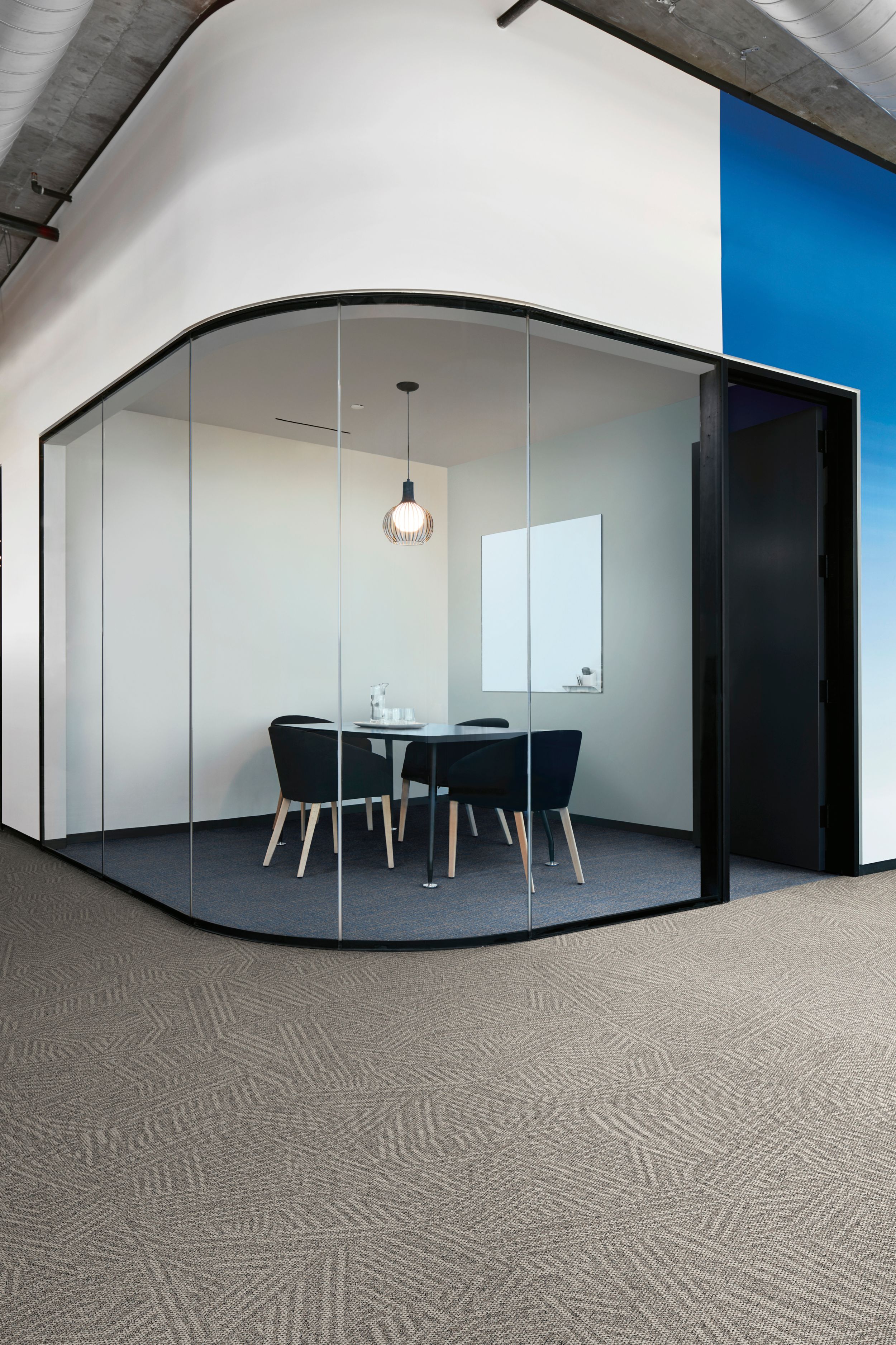 Interface Open Air 412 carpet tile with Open Ended plank carpet tile in workplace corridor and meeting room 图像编号 3